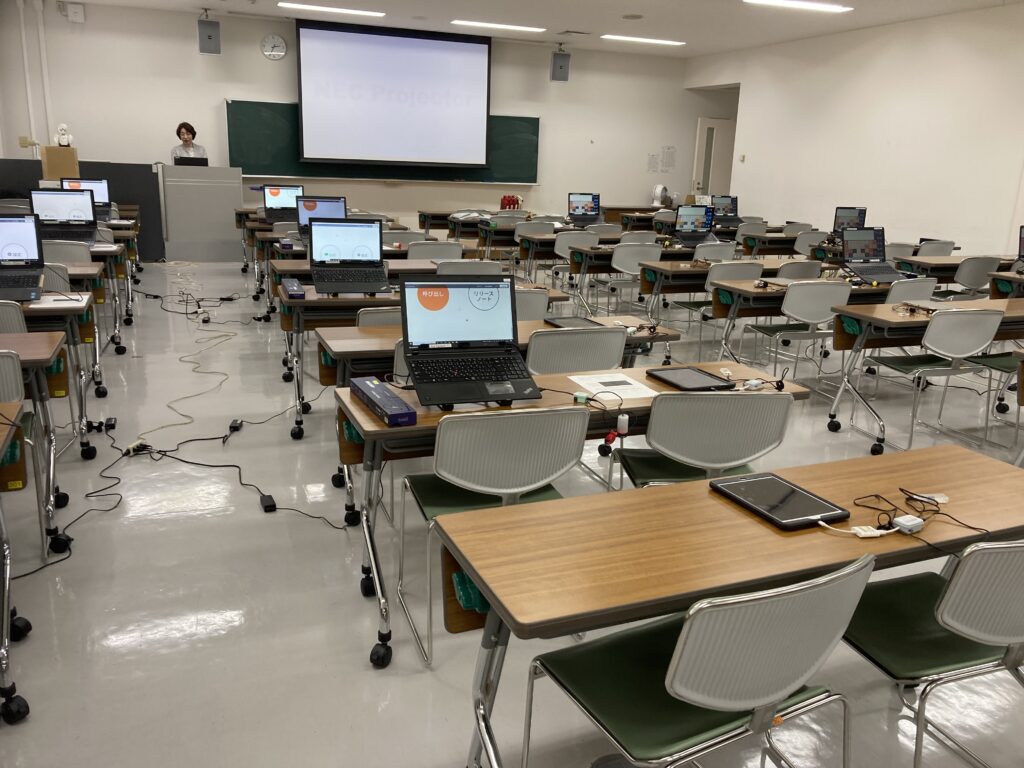 機器の設置を終えた教室